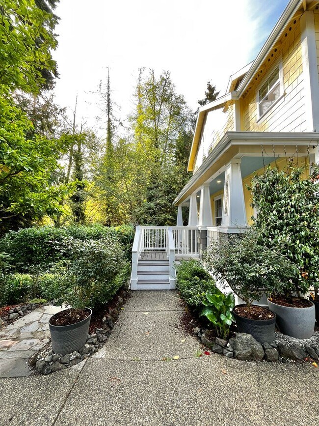 Building Photo - Beautiful 4 Bedroom Bainbridge Home Close ...