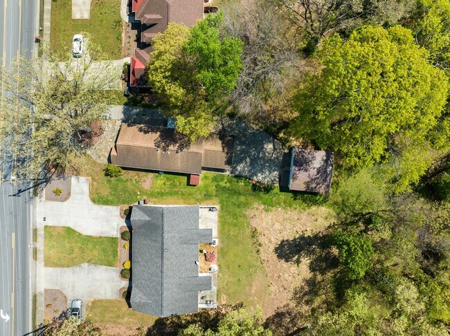 Building Photo - Spacious 3 Bedroom, 2 Bath with huge livin...