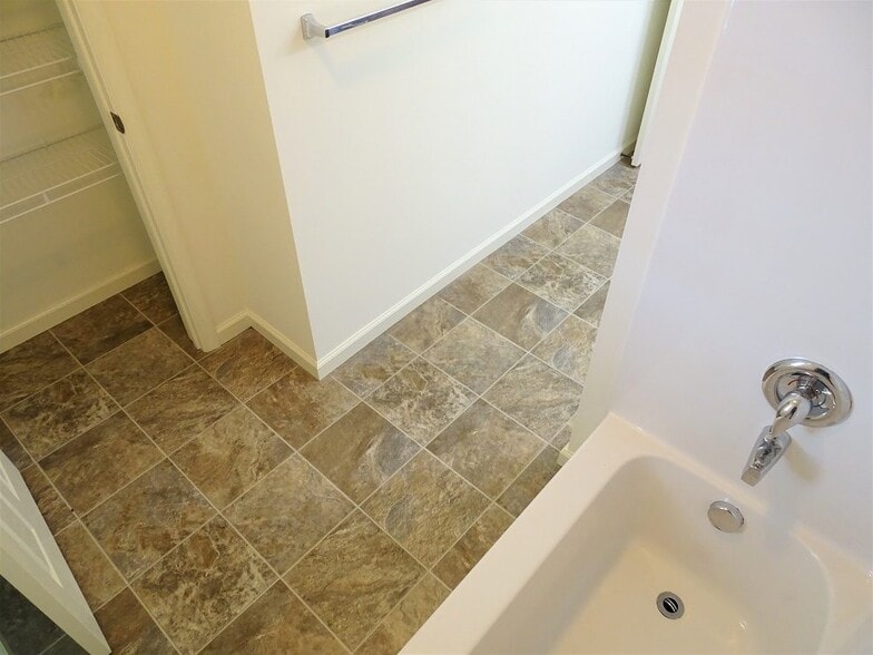 Building Photo - 336 Meadow View Dr