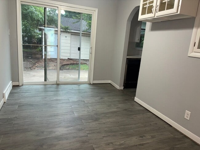 Building Photo - Beautiful 2 Bedroom 1 Bath + Large Garage/...