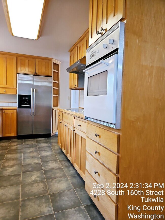 Building Photo - Tukwila/SeaTac daylight rambler - large home for rent - 4 bedrooms 2 bathrooms with 2 kitchens - ...