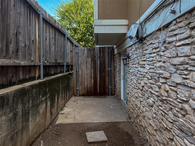 Building Photo - 7206 Creekside Dr