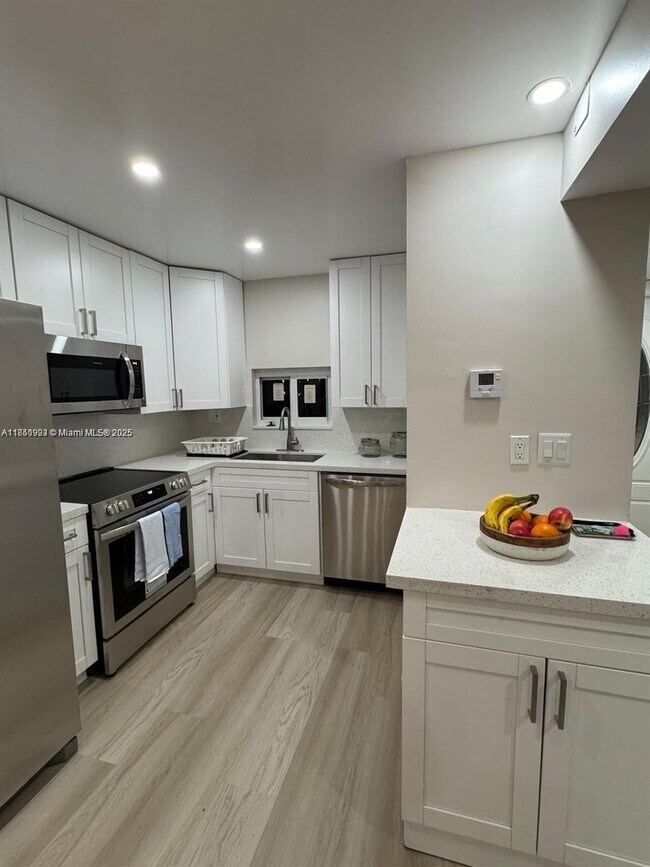 Building Photo - 9200 N Hollybrook Lake Dr