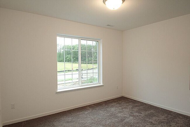 Building Photo - 4 Bedroom, 3 bath close to University.