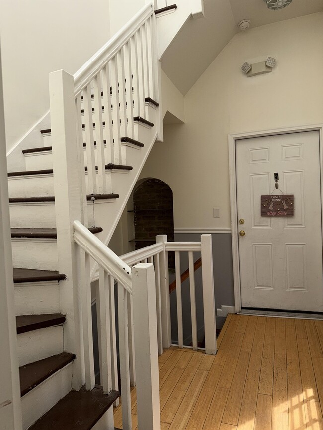 Building Photo - 998 Broadway