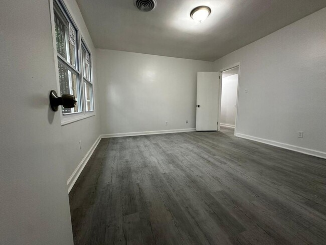 Building Photo - Spacious 5 Bed / 2 Bath home