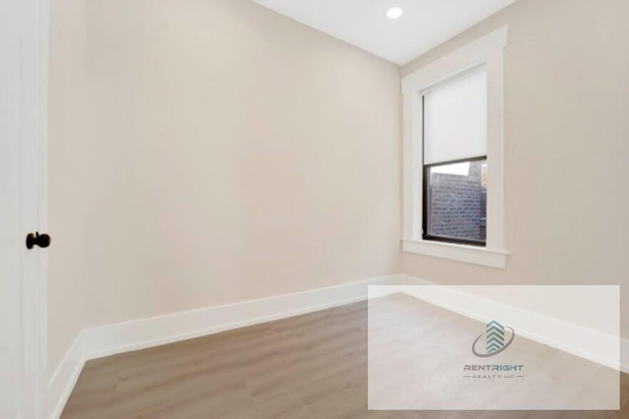 Building Photo - 944 N Damen Ave
