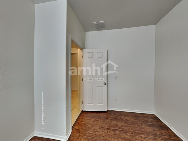 Building Photo - 15017 W Bloomfield Rd