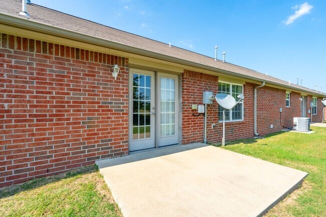 Building Photo - Cozy 2 Bedroom 2 Bathroom Townhome in Wagoner