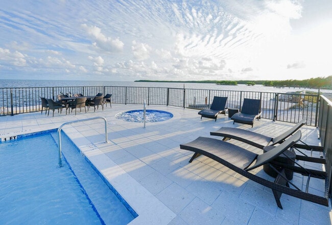 Building Photo - 99 Seaside Ave