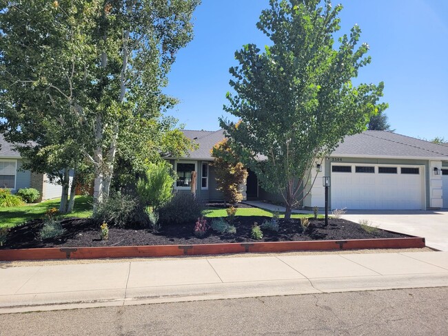 Primary Photo - Stunning Home with Hot Tub with Detached O...