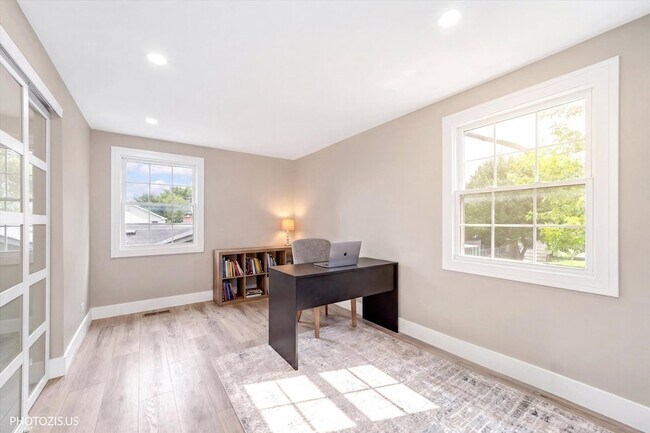 Building Photo - 1111 Plum Grove Cir