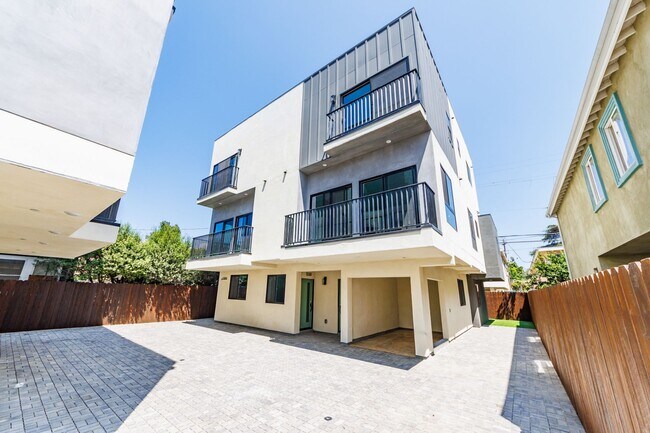 Building Photo - Hollywood Luxury Living | Spacious 3-Bed +...