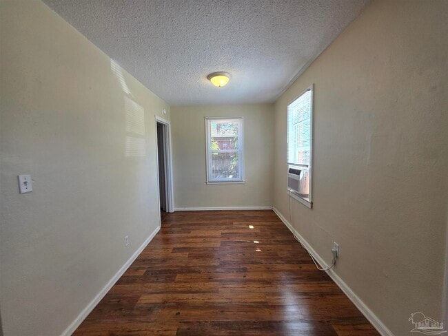 Building Photo - 203 SE Syrcle Dr