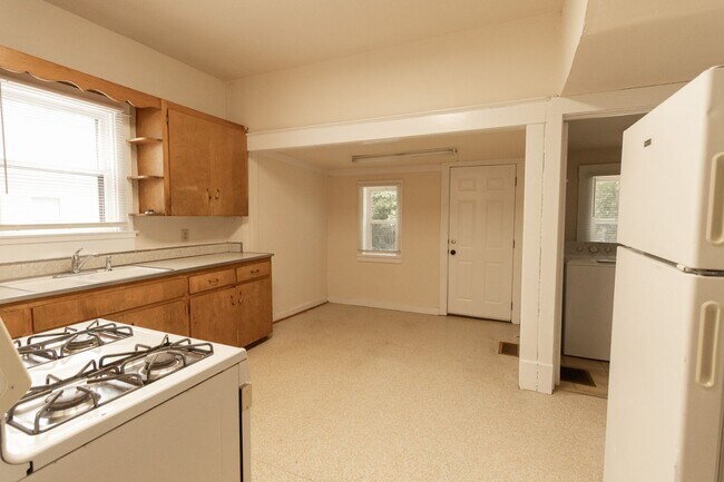 Building Photo - 3 Bed 2 Bath House Columbia College