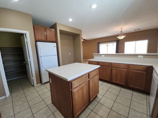 Building Photo - Beautiful detached home with fully fenced back yard.