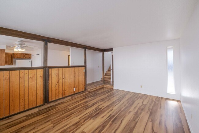 Building Photo - Beautiful 4 Bed, 2 Bath Townhouse with Lots of Closet Space and Laundry In Unit!