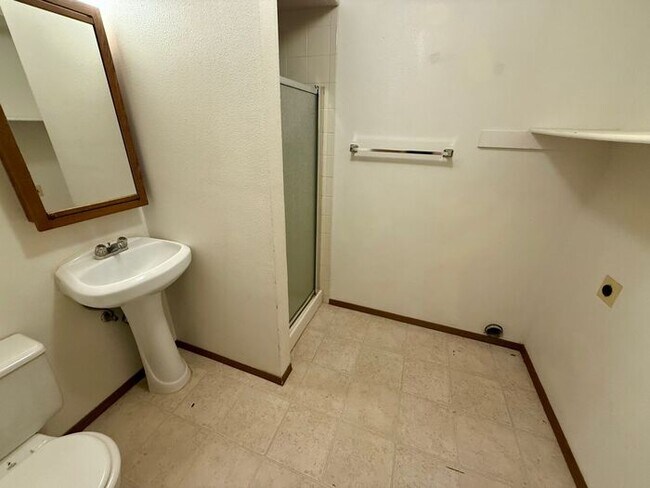 Building Photo - 3 Bedroom 2 Bath Tri Level Home with 2 Car...