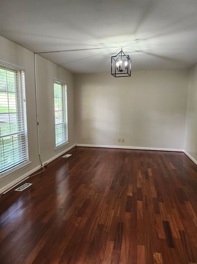 Building Photo - Spacious 4 bedroom 2 bath home in North HI...