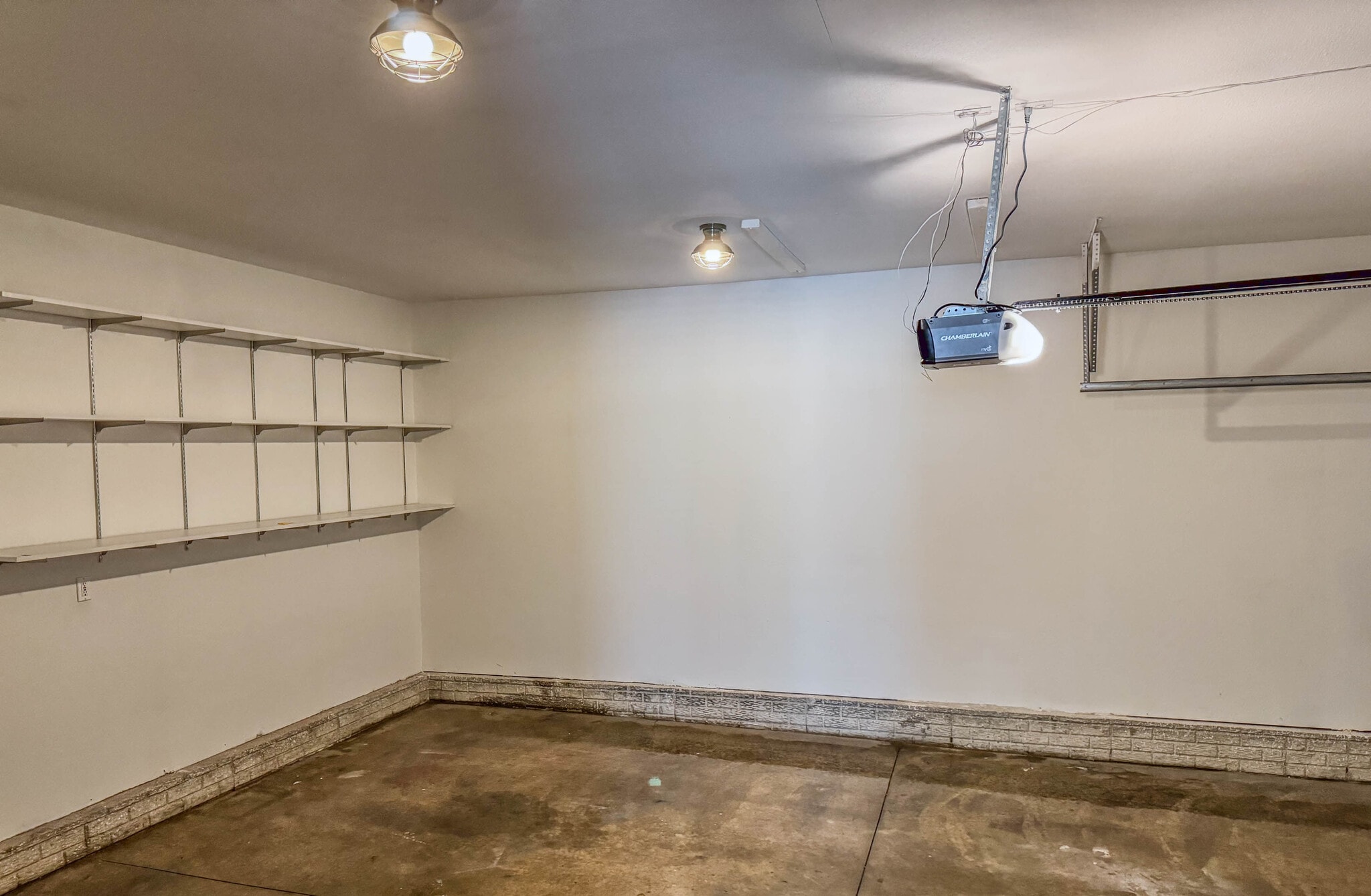 Building Photo - 15835 Hawthorn Dr
