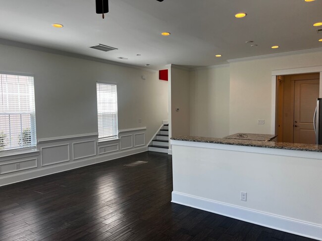 Building Photo - Beautiful Townhome in Central Myrtle Beach!