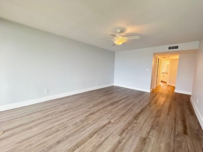 Building Photo - Beautifully Remodeled 2/2 Waterfront Unit in Gated Community!