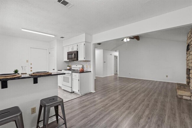 Building Photo - 701 Riverwood Dr