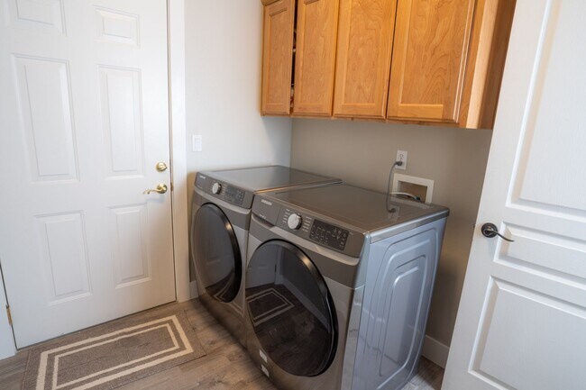 Building Photo - Amazing Updated Braeburn Townhome close to all Bend has to offer!