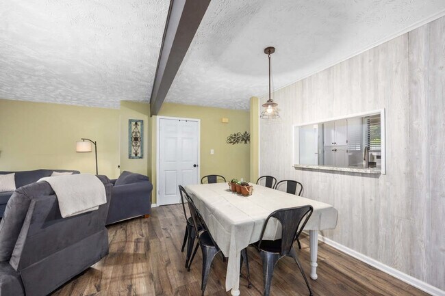 Building Photo - 6542 Bella Vista Dr NE