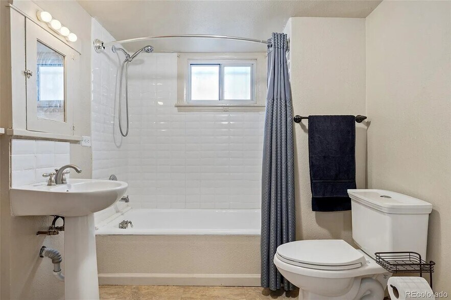Downstairs bathroom - 521 Harrison St