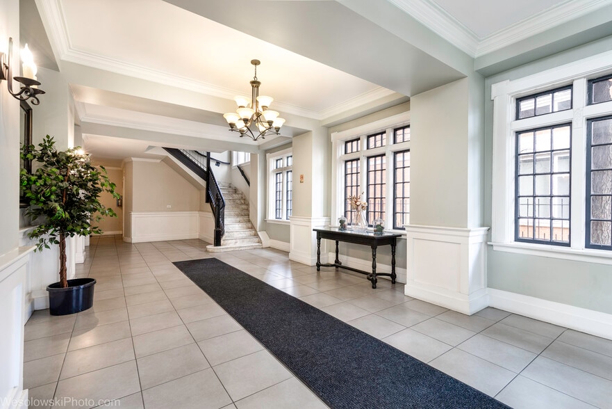 hallway - 4144 N Sheridan Rd