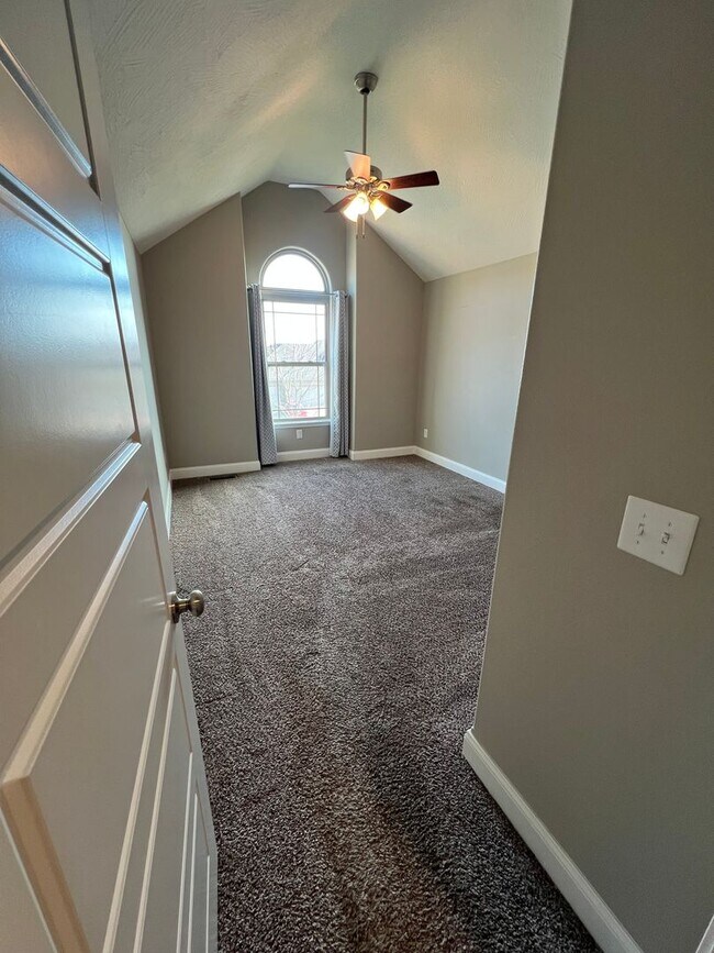 Building Photo - 4 Bedroom | 2 Bathroom | 3 Car Garage| Springfield MO | Fire Place | Covered patio!