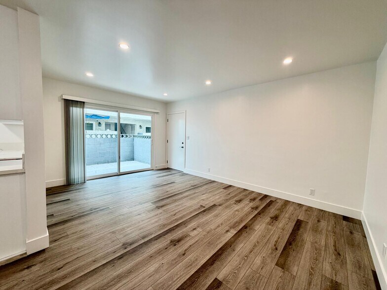 Building Photo - 2027 W 157th St