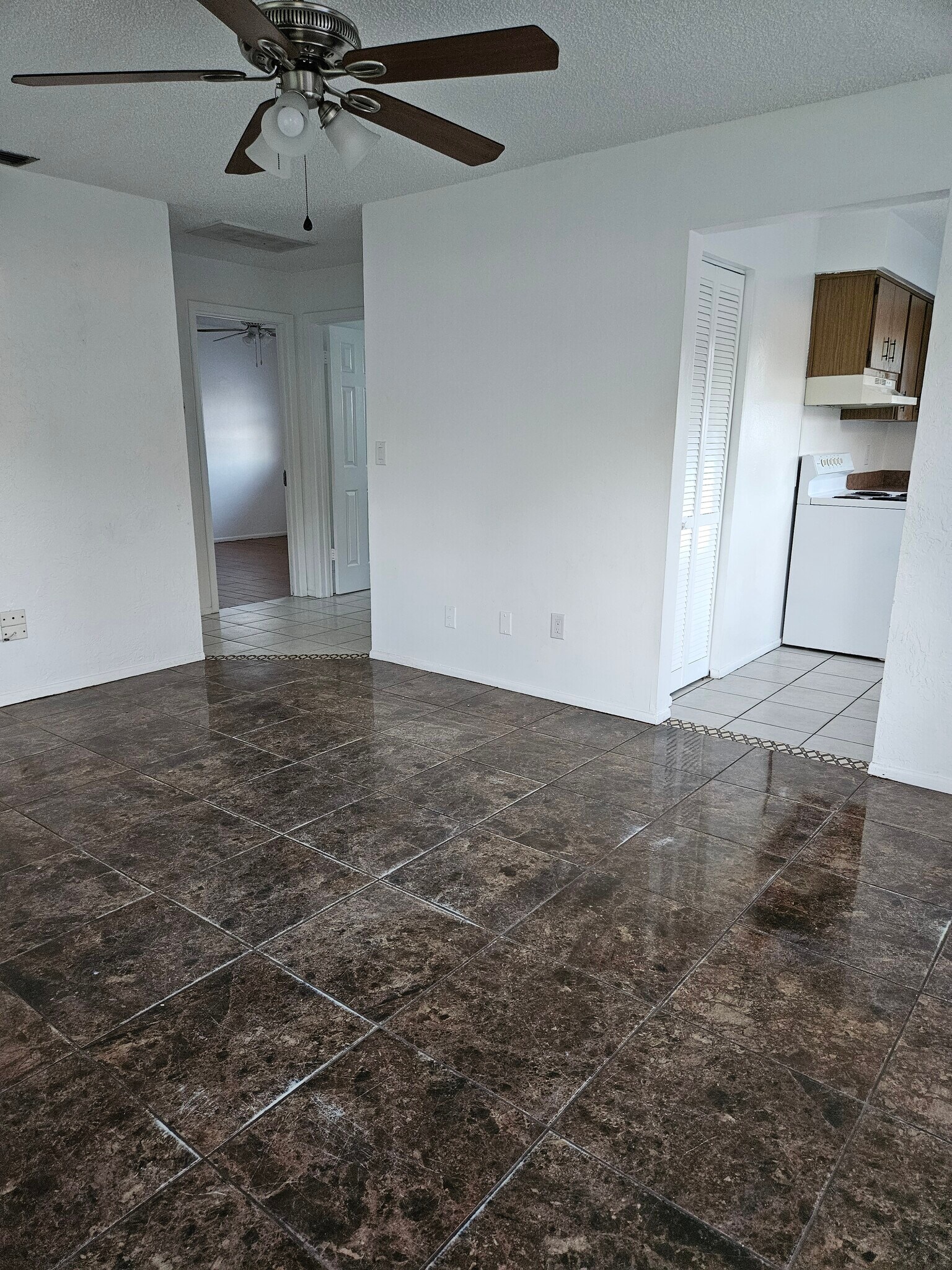 Building Photo - 802 Lake Palms Dr
