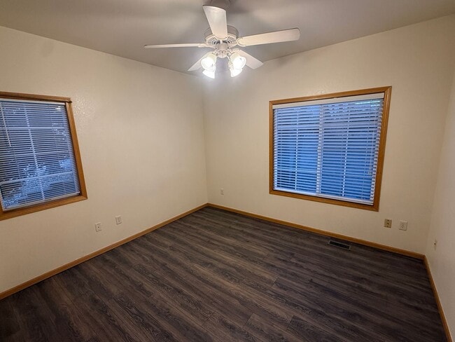 Building Photo - Beautiful 3-Level Corner Unit Townhouse with Garage