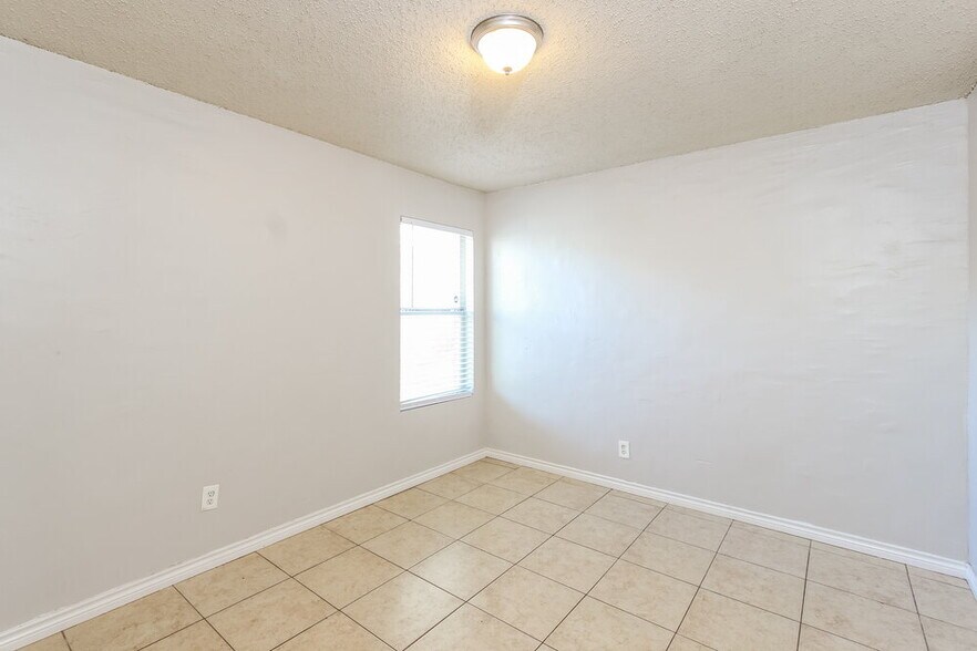 Building Photo - 4812 Waterford Dr