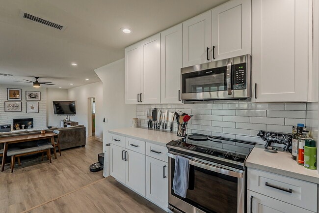 Building Photo - 2163 S Las Flores