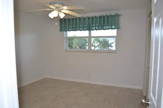 Building Photo - 124 Shore Ct