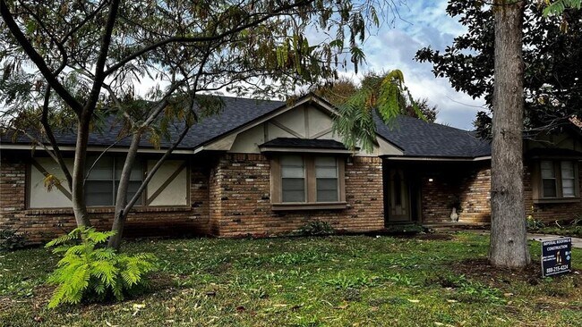 Building Photo - 1025 Cloverdale Ln