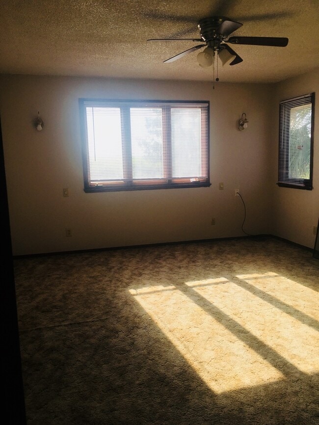 Building Photo - 2-Story Country home!