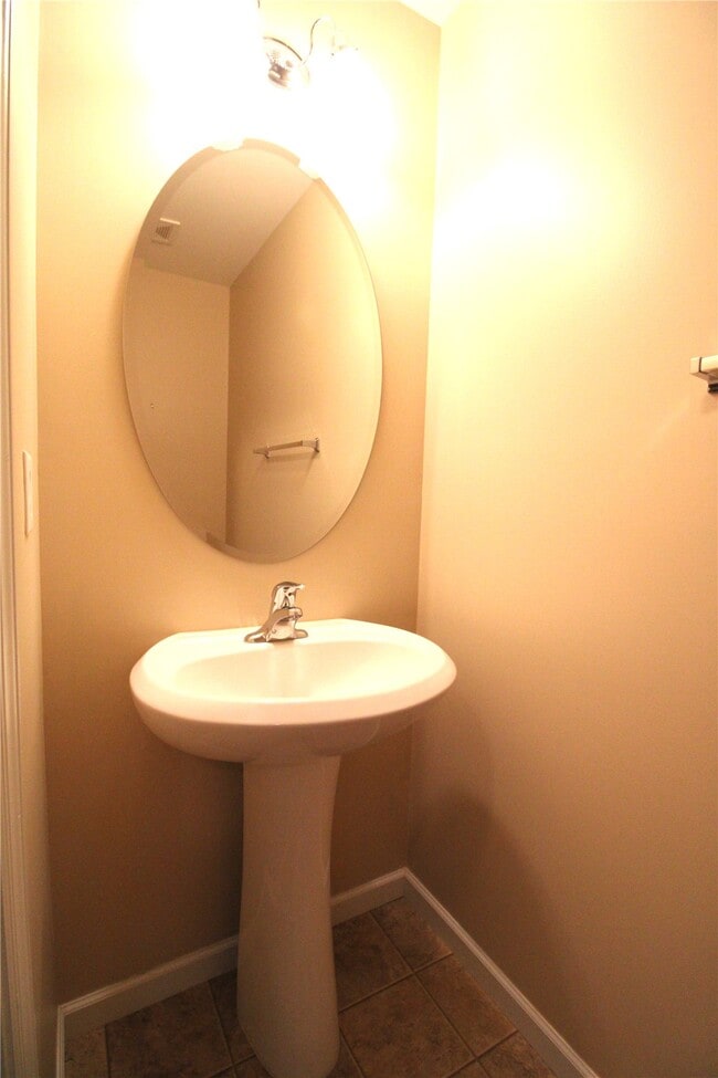 Building Photo - 643 Country Heights Dr