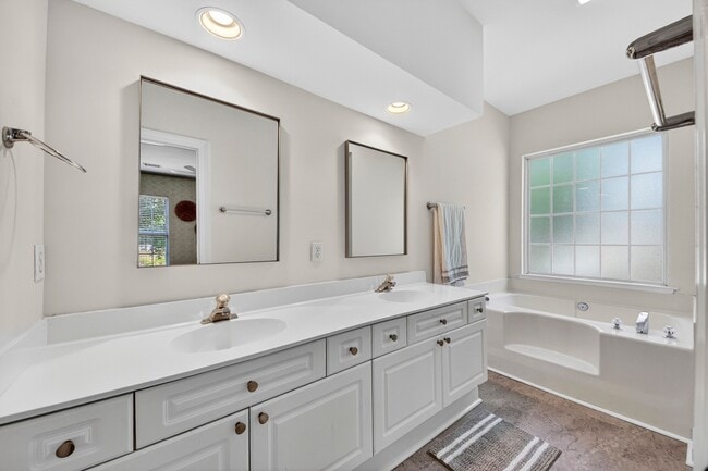 Building Photo - 1745 Wyngate Cir