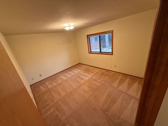 Building Photo - County Setting in NW Bend - 3 Bedroom / 2 Bathroom