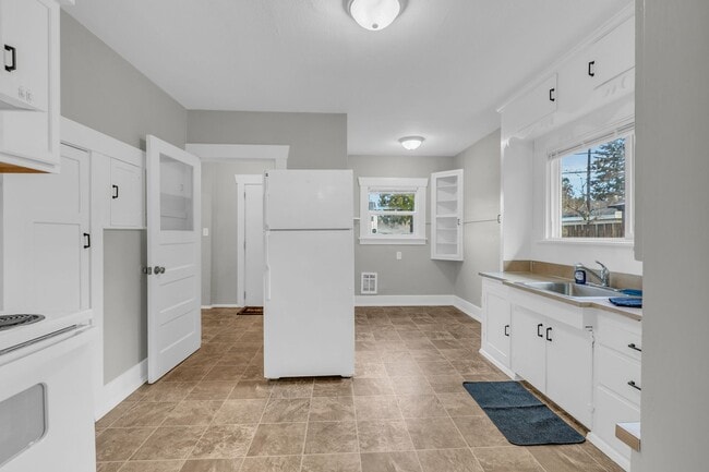 Building Photo - Welcome Home! Charming 3 bedroom Craftsman