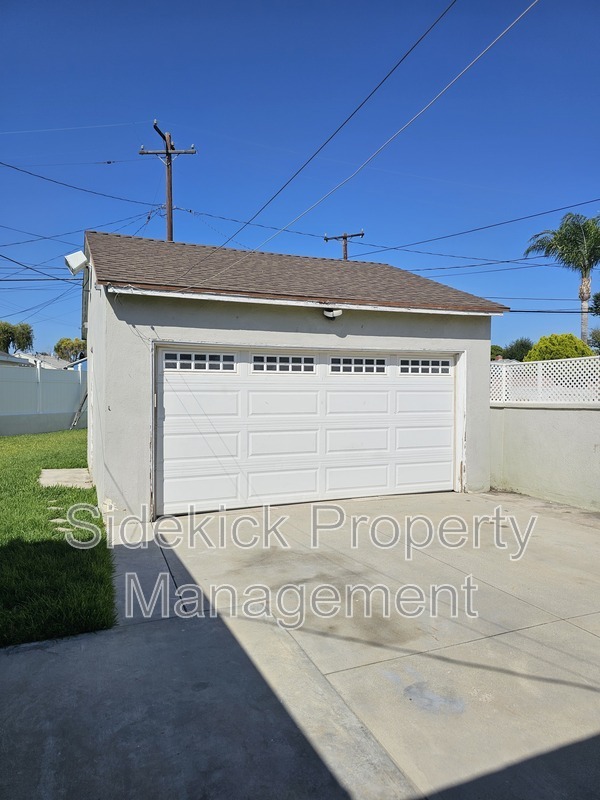 Building Photo - 14115 Oval Dr