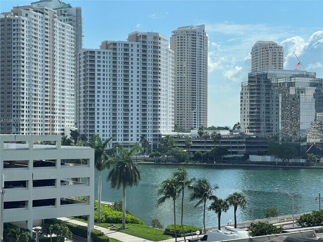 Building Photo - 825 Brickell Bay Dr