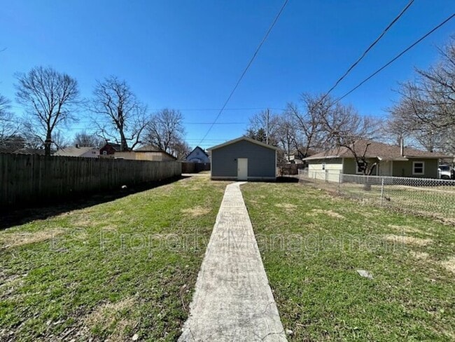 Building Photo - 838 N Temple Ave