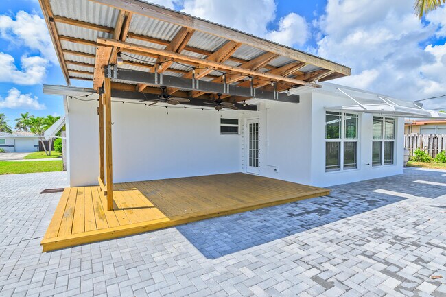 Building Photo - 921 SE 15th Ct