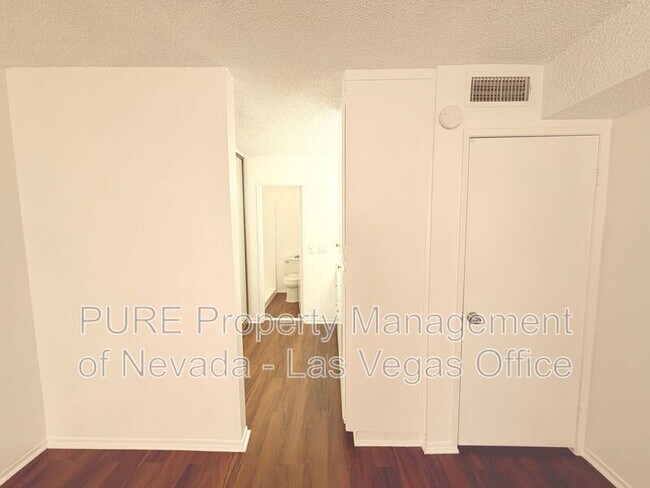 Building Photo - 1405 E Vegas Valley Dr