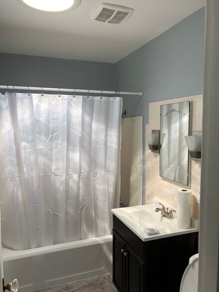 Bathroom - 1420 6th Ave SW